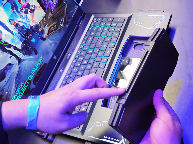 指さししている溝を本体側と合わせて挿入できる