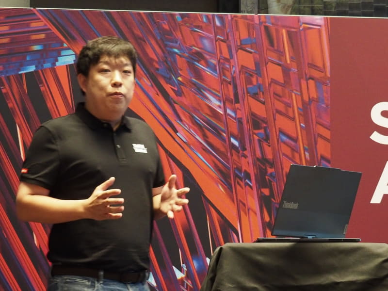 登壇者の動きにあわせてディスプレイが動く様子