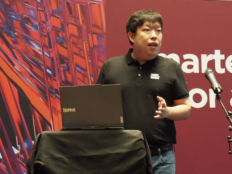 登壇者の動きにあわせてディスプレイが動く様子