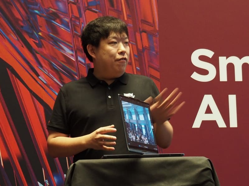 音声指示で開閉も含めてディスプレイを動かすことができる