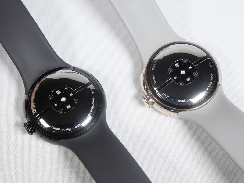Pixel Watch 3の41mmモデル(左)とPixel Watch 2(右)の背面。センサーの配置は共通しており、充電用の端子も同じ位置にある