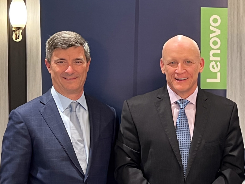 左がLenovo 副社長 兼 インテリジェントデバイス事業部 コマーシャル製品ソリューション開発担当 ルイス・フェルナンデス氏、右がLenovo 副社長 兼 インテリジェントデバイス事業部 コマーシャルポートフォリオ・製品管理担当 ジェリー・パラダイス氏(いずれも2022年当時の肩書)。2トップがハッピーリタイアしたことで、トム・バトラー氏と塚本氏が後任となった(撮影は2022年10月)