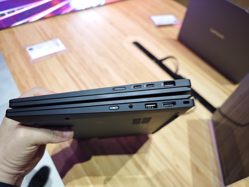 上が従来のThinkPad X1 Gen 12(WUXGA/IPS)、下がThinkPad X1 Gen 13 Aura Edition(2.8K/OLED)。ThinkPad X1 Gen 13 Aura Editionの方はディスプレイ部分が薄くなっているのがよく分かる