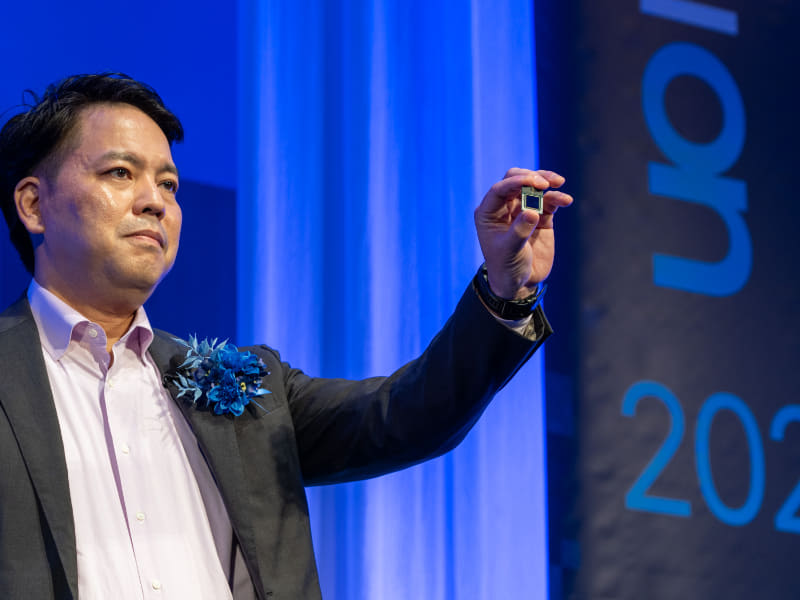 インテルCore Ultraプロセッサー(シリーズ2)を手に持つ大野社長