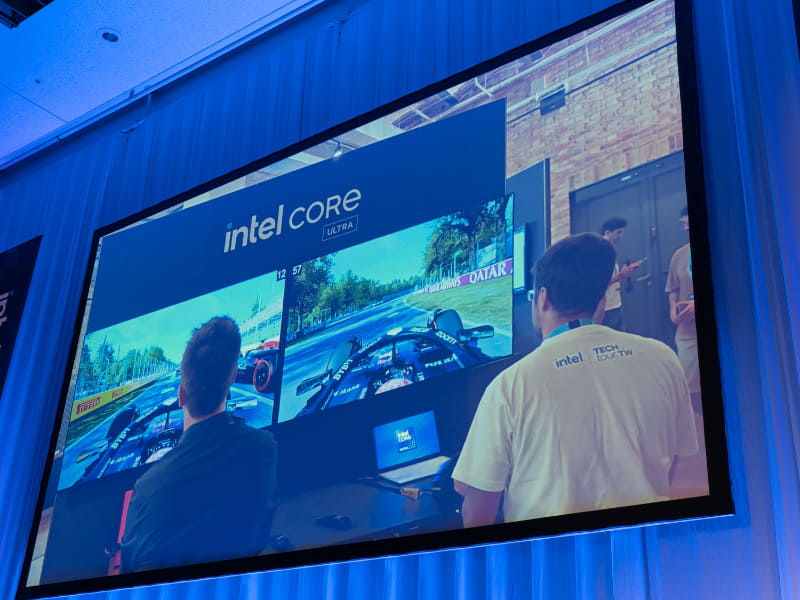 ドイツでのデモの様子。インテルCore Ultraプロセッサー(シリーズ2)でゲームをプレイした際のフレームレートを比較しているところ