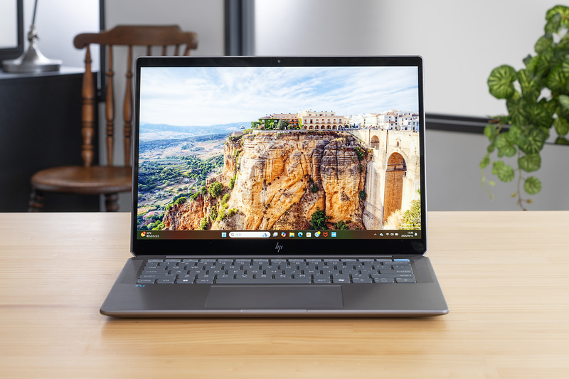 14型で解像度2,240×1,400ドットのIPSディスプレイを採用。タッチ操作にも対応している