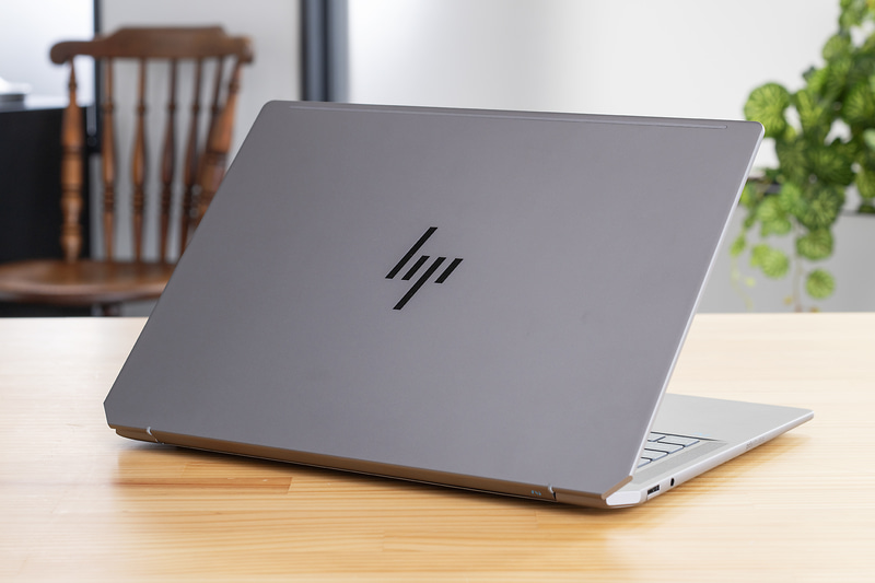 14型で解像度2,240×1,400ドットのIPSディスプレイを採用。タッチ操作にも対応している