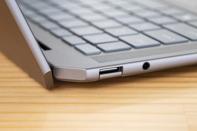 左側面はUSB 3.2 Gen 2、ヘッドセット端子を搭載