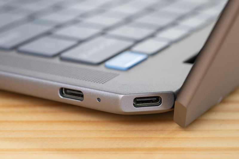 右側面はThunderbolt 4×2を用意