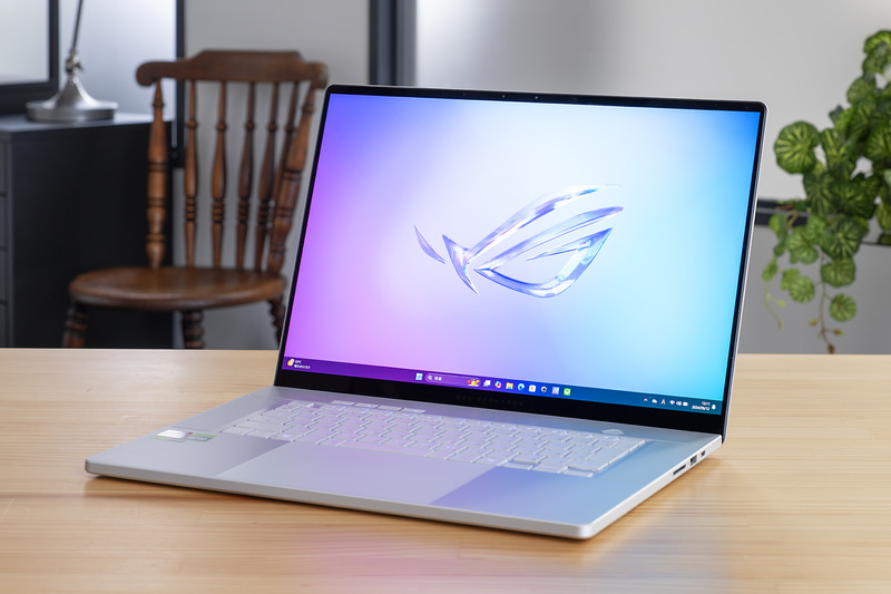 ASUSの「<a href="https://rog.asus.com/jp/laptops/rog-zephyrus/rog-zephyrus-g16-2024-ga605/" class="n" target="_blank">ROG Zephyrus G16 (2024) GA605</a>」。直販価格は43万9,800円から ※記事掲載時点