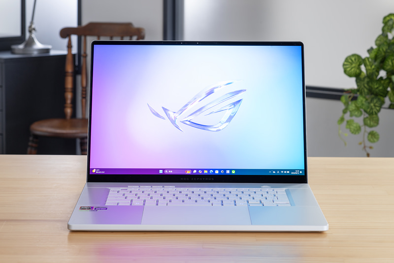 16型で解像度2,560×1,600ドットのOLEDディスプレイを採用。リフレッシュレートは240Hz