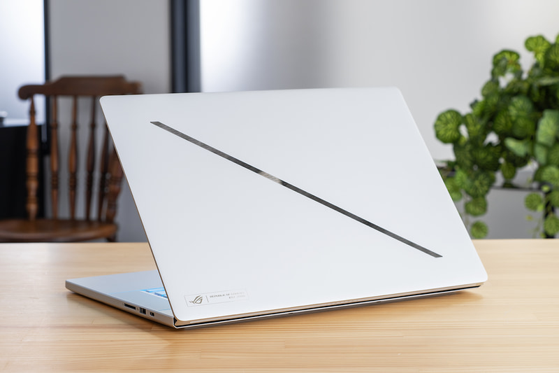 16型で解像度2,560×1,600ドットのOLEDディスプレイを採用。リフレッシュレートは240Hz