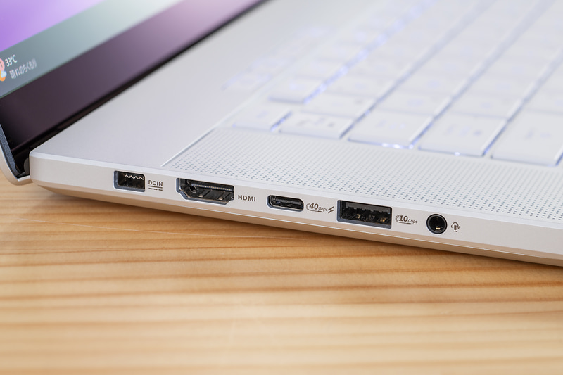 左側面はHDMI出力、USB4、USB 3.2 Gen 2、ヘッドセット端子を用意