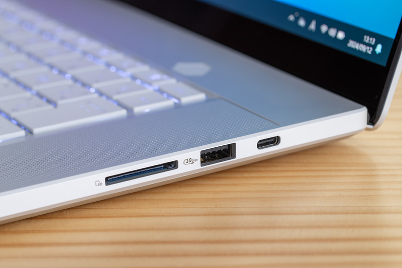 右側面はUSB 3.2 Gen 2 Type-C、USB 3.2 Gen 2、SDカードスロットを搭載
