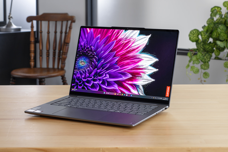 レノボの「<a href="https://www.lenovo.com/jp/ja/p/laptops/yoga/yoga-slim-series/lenovo-yoga-pro-7-gen-9-14-inch-amd/len101y0050" class="n" target="_blank">Yoga Pro 7 Gen 9 14.5型(AMD)</a>」。直販価格は25万9,820円 ※記事掲載時点