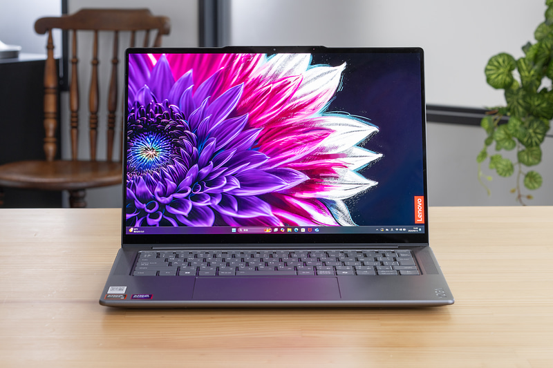 14.5型で解像度2,880×1,800ドットのOLEDディスプレイを採用