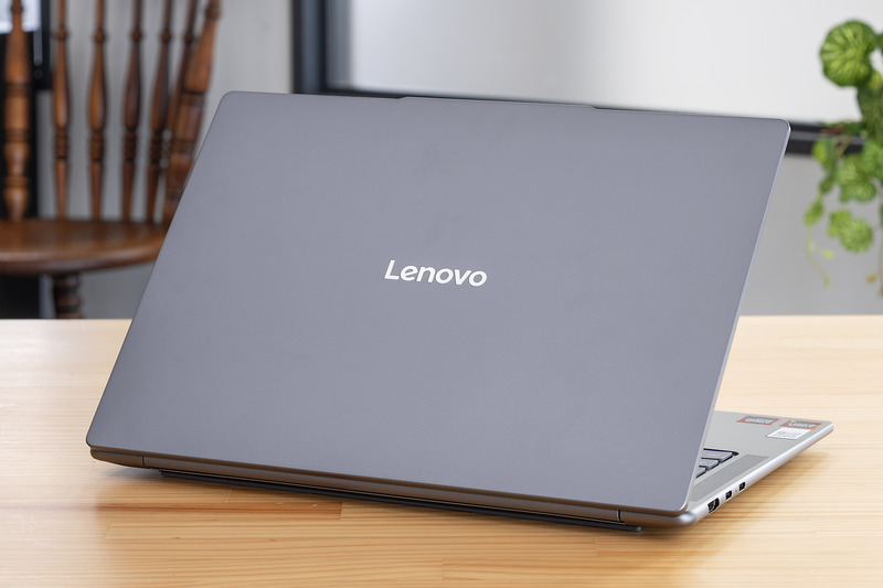 14.5型で解像度2,880×1,800ドットのOLEDディスプレイを採用