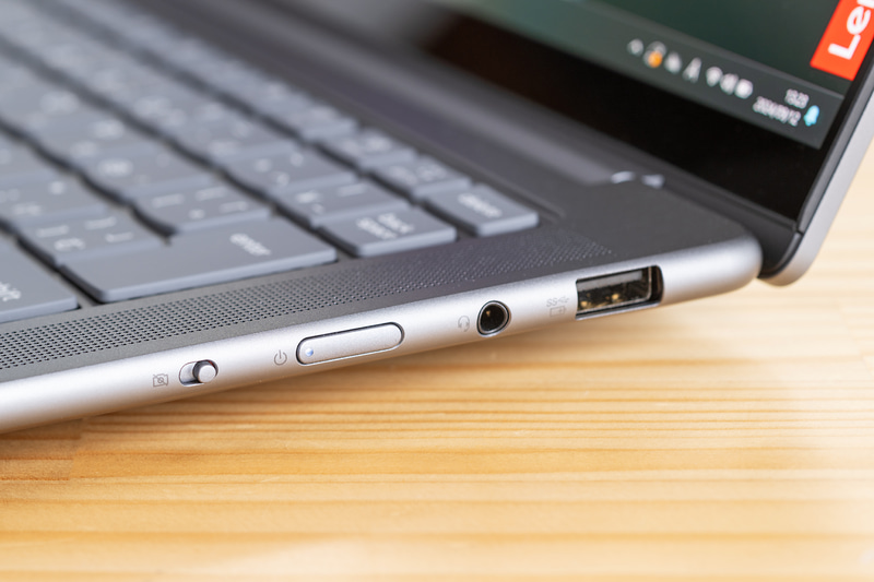右側面はWebカメラのスイッチ、電源ボタン。ヘッドセット端子、USB 3.2 Gen 2を搭載