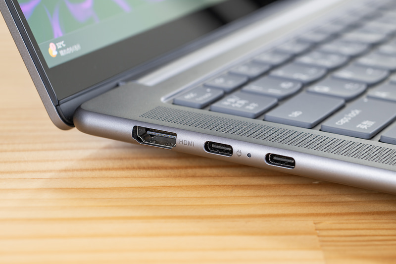 左側面はHDMI出力、USB 3.2 Gen 2 Type-C、USB 4を用意