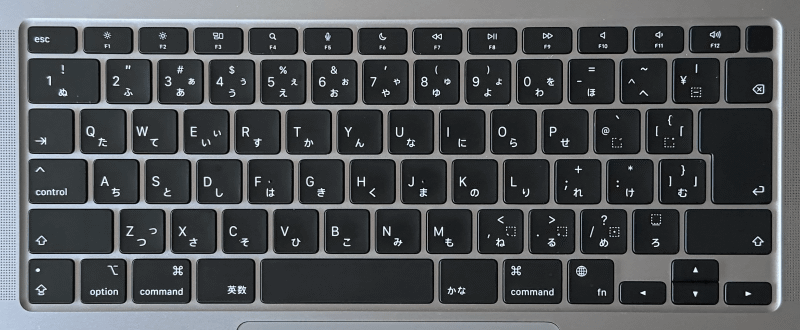 ノートブック型のMacとWindows PCの日本語キーボードです。アルファベット、かな、記号、数字の配置は同じですが、スペースバーの周囲にある修飾キーが異なるのが分かります