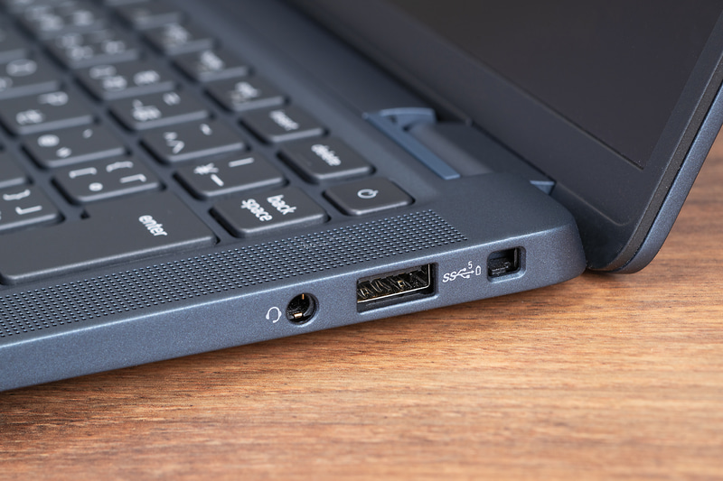 右側面にはUSB Type-Aポートとヘッドセット端子