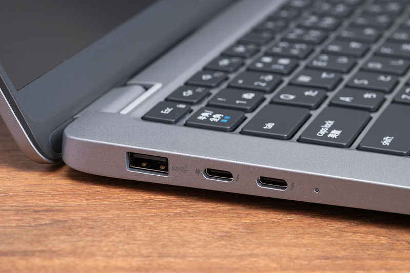 USB 3.2 Gen 1、Thunderbolt 4×2を装備。オプションでスマートカードリーダーも搭載可能