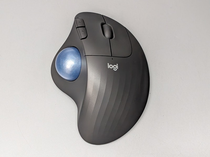 上面。ボディ全体に施された流線のモールドが特徴的