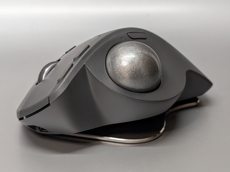 ボールは親指で操作する。左ボタン横に2つの拡張ボタン、さらにボールの手元寄りにDPI切替ボタンを備える