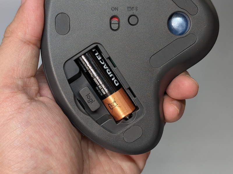 M575SPは本体底面にレシーバを収納できる。MX ERGO Sにはこのギミックはない