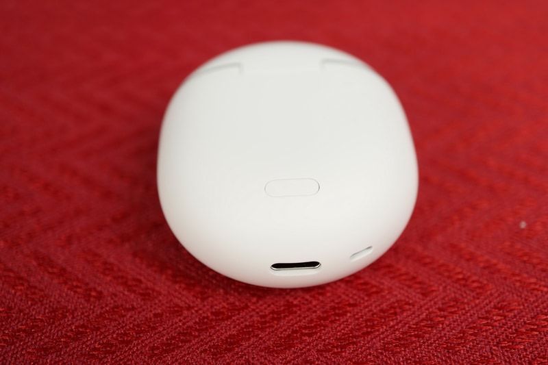 充電はUSB Type-CとQiに対応。USBの上にあるのはペアリング用のボタン。右下にあるのはスピーカー用の穴と思われる