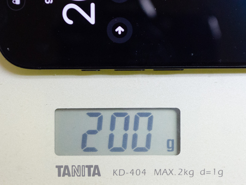 重量は実測で200g。13 Proは実測で204gなので気持ち軽い