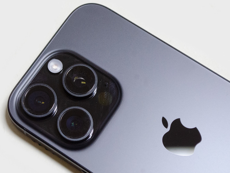 カメラ。左下が広角、左上が超広角、右が望遠