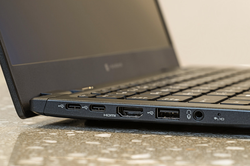 多めのインターフェイスも特徴。左側面に、USB 3.2 Gen2 Type-C×2、HDMI出力、USB 3.2 Gen1、マイク入力/ヘッドフォン出力