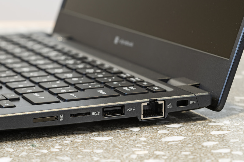 右側面に、Nano SIMスロット(オプション)、microSDカードスロット、USB 3.2 Gen1、Gigabit Ethernet