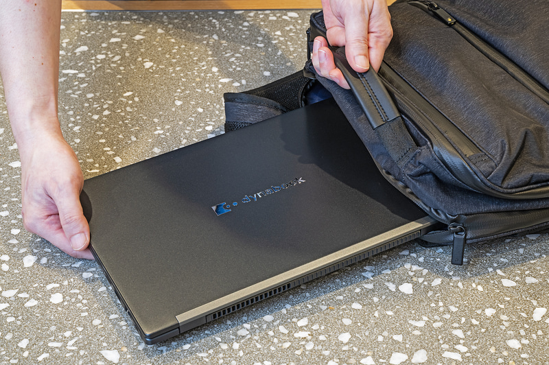 最軽量構成時で約875gという軽さなので、持ち運びも楽