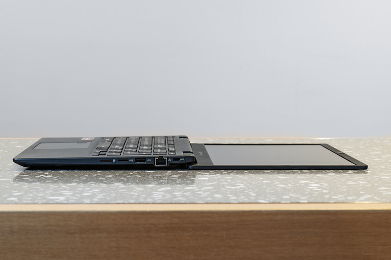 180度開くディスプレイは、使い勝手だけでなく、壊れにくさにも寄与しているという