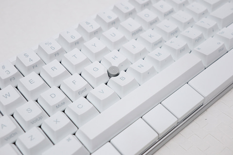 ポッチがついた「HHKB Studio」に純白の“雪”モデル。読みやすい