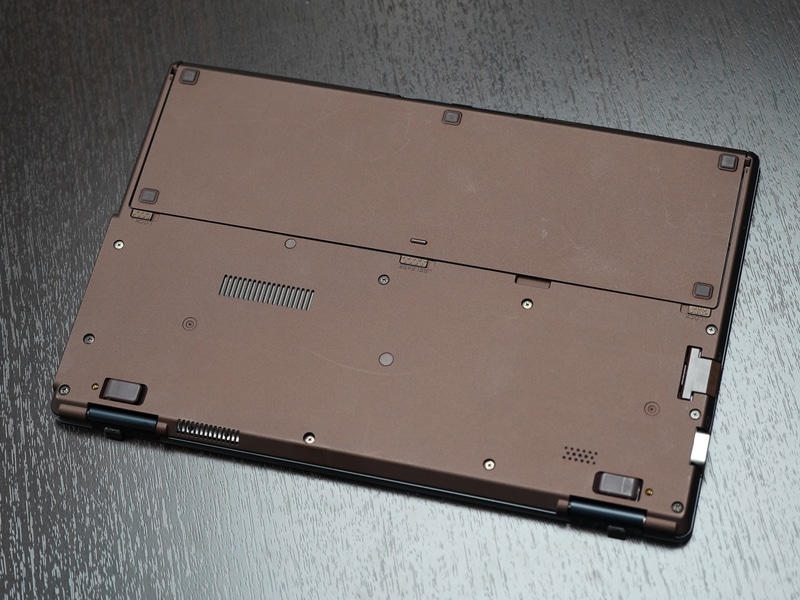 VAIO X、背面にスタンドが内蔵されており、ユーザーがそれを出すことでVGAコネクタの干渉を防ぎ、副次的にキーボードに角度が付けられるようになっていた