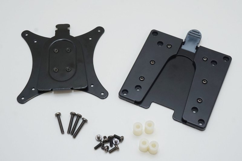 エルゴトロンの「クイックリリースLCDブラケット」。左がピボットプレート、右がモニタープレートだ。ほかにスペーサーと固定ネジが付属する。実売価格は3,700円前後