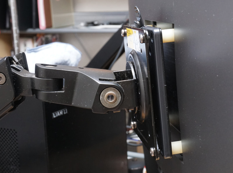 実際にスペーサーを使ってモニタープレートを浮かせて設置するとこんな感じになる