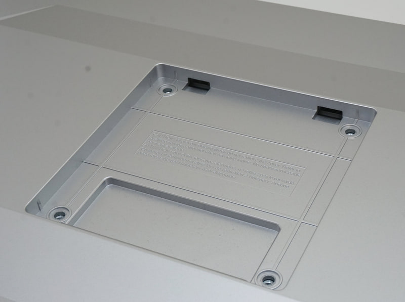 27M2VのVESAマウント部。スタンドユニットのマウントに合わせて大きくへこんだ状態だ