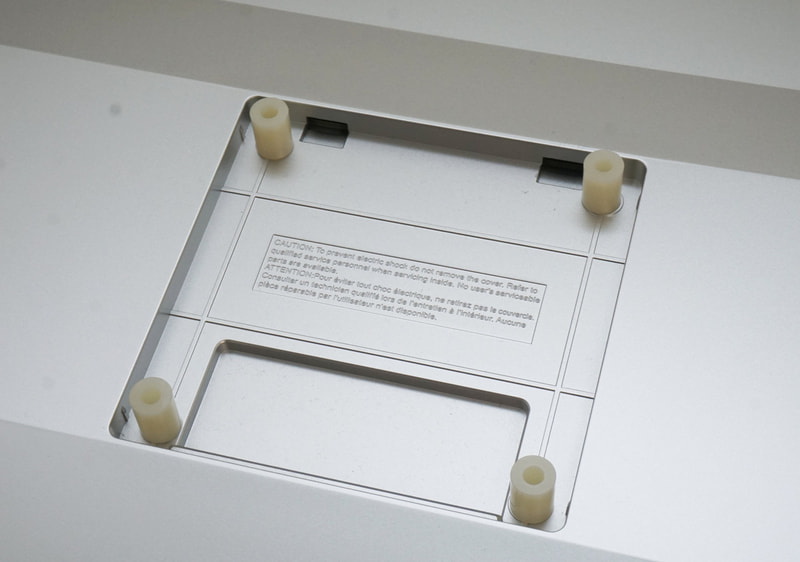 まず27M2VのVESAマウント穴にスペーサーをかぶせる