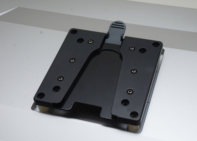 その上にモニタープレートを置く。ネジ穴とスペーサーの位置をきちんと合わせておくのを忘れずに