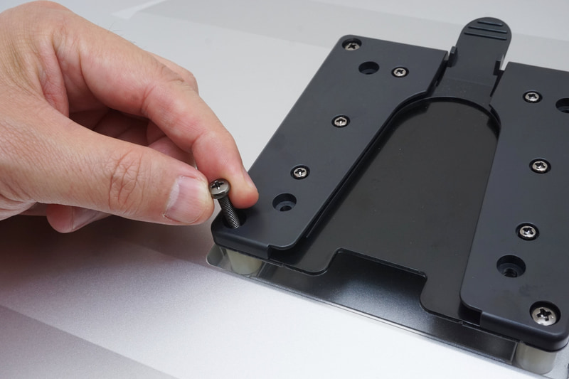 モニタープレートの上から固定用のネジを挿す