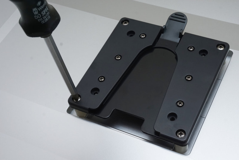 ドライバを使ってモニタープレートをしっかりと固定する