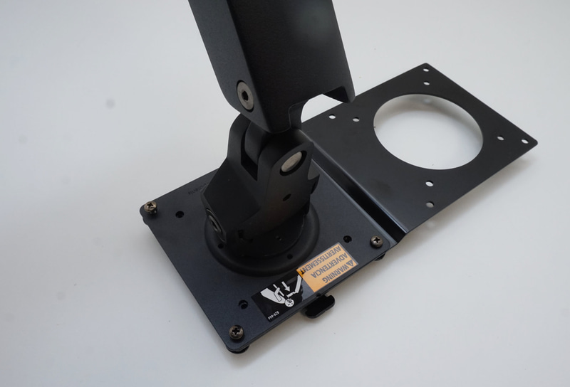 3つのパーツのネジ穴を合わせた状態にして、ネジを挿す