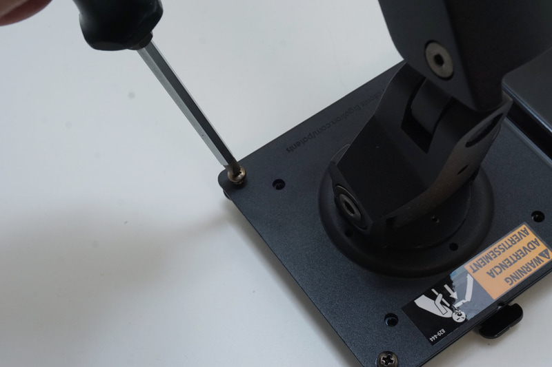 挿したネジをドライバで回し、緩まないようにしっかり固定する