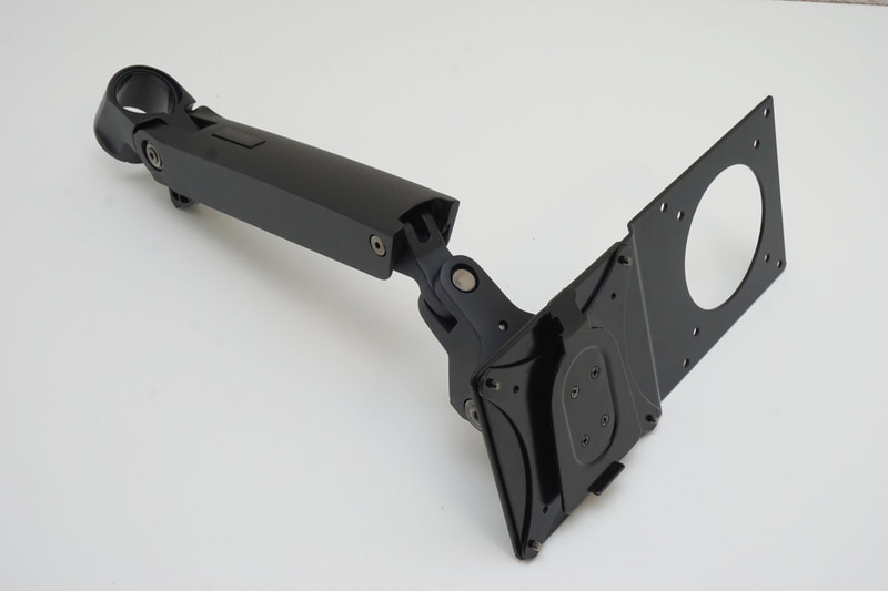 準備が終わったモニターアームの先端部分を、モニターアームのマウント部分に戻す