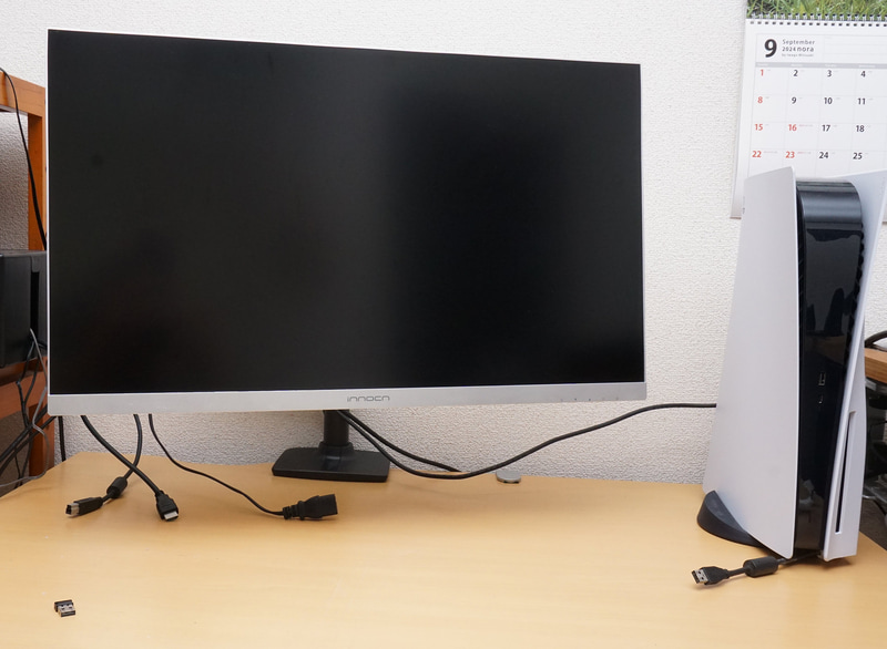 液晶モニターをモニターアームに取り付けた状態。一目見ただけでは、VESAマウントを増設しているようには見えない