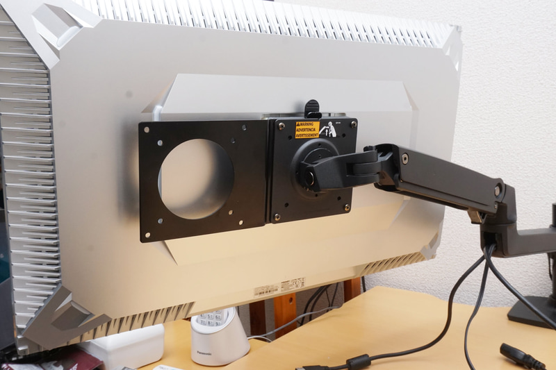 裏側を見ると、VESAマウント増設プレートのVESAマウント部分が張り出しているのが分かる